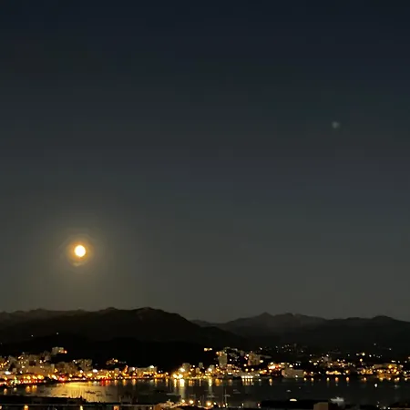 Tres Bel Avec Terrasse De 87m2 Avec Superbe Vue Panoramique Sur La Baie D