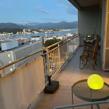 Tres Bel Avec Terrasse De 87m2 Avec Superbe Vue Panoramique Sur La Baie D 아파트 *