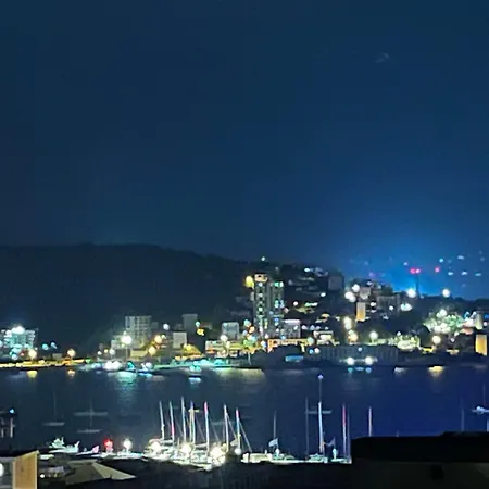 Tres Bel Avec Terrasse De 87m2 Avec Superbe Vue Panoramique Sur La Baie D *