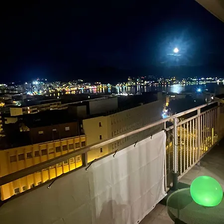 Tres Bel Avec Terrasse De 87m2 Avec Superbe Vue Panoramique Sur La Baie D