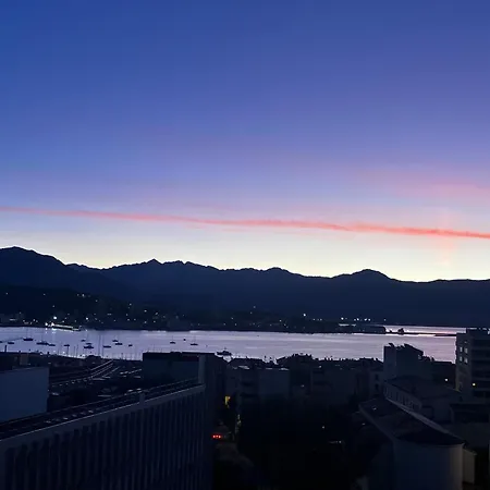 Tres Bel Avec Terrasse De 87m2 Avec Superbe Vue Panoramique Sur La Baie D